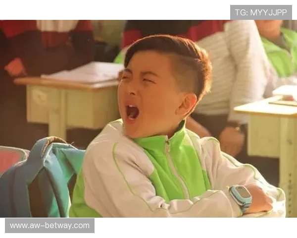 孩子与妈妈嬉戏游戏时不慎掉落引发意外令人揪心的温情瞬间 孩子与妈妈嬉戏游戏时不慎掉落引发意外令人揪心的温情瞬间